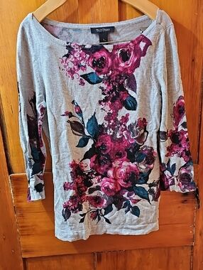 White House Black Market Gray Floral Knit Top with Pink Roses